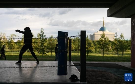 7月2日，在哈薩克斯坦首都阿斯塔納，一名男子在橋下運動場練習(xí)拳擊。新華社記者 白雪騏 攝