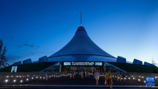 這是7月1日在哈薩克斯坦首都阿斯塔納拍攝的“可汗之帳”購(gòu)物中心。新華社記者 王建華 攝