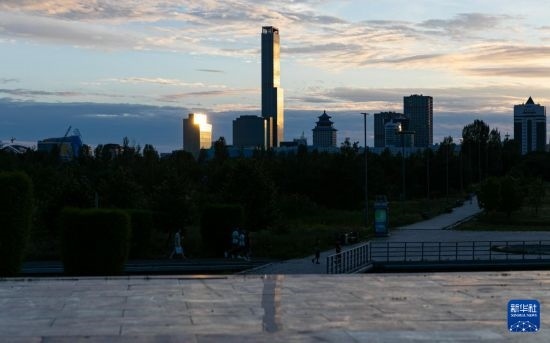 這是7月2日拍攝的哈薩克斯坦首都阿斯塔納市中心的建筑群。新華社記者 白雪騏 攝