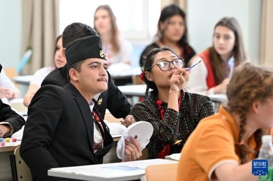 7月3日，外國(guó)學(xué)生在學(xué)習(xí)中國(guó)文化。新華社記者 李然 攝