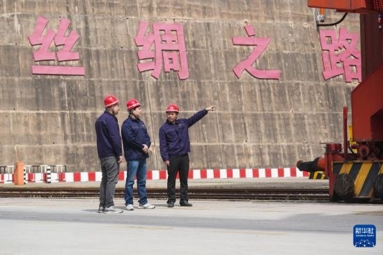 中哈兩國工作人員在中哈連云港物流合作基地交流（2023年5月10日攝）。新華社記者 季春鵬 攝