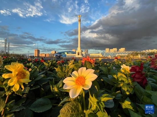 這是7月2日拍攝的哈薩克斯坦首都阿斯塔納獨立廣場。新華社記者 岳月偉 攝