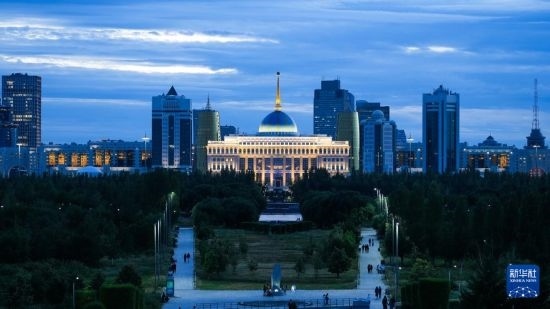 這是7月2日在哈薩克斯坦首都阿斯塔納拍攝的總統(tǒng)府及城市建筑。新華社記者 王建華 攝