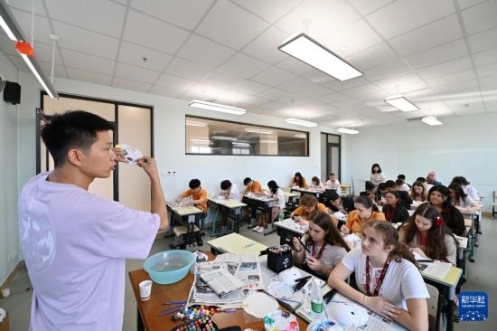 7月3日，外國(guó)學(xué)生在學(xué)習(xí)繪制京劇臉譜。新華社記者 李然 攝