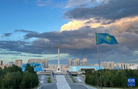 這是7月2日拍攝的哈薩克斯坦首都阿斯塔納獨立廣場。新華社記者 岳月偉 攝