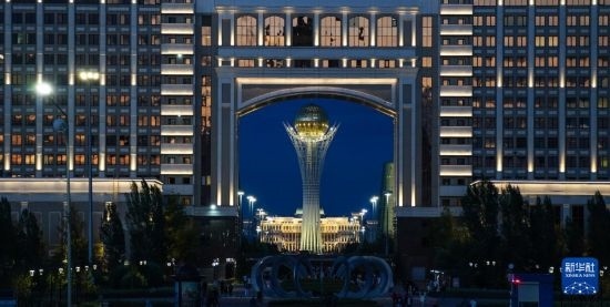 這是7月1日在哈薩克斯坦首都阿斯塔納透過(guò)一座建筑拍攝的巴伊杰列克觀景塔。新華社記者 王建華 攝