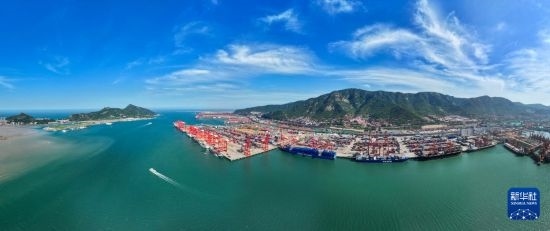 6月26日，貨輪?？吭谶B云港港集裝箱碼頭（無人機(jī)照片）。新華社記者 季春鵬 攝