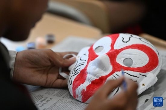 7月3日，外國(guó)學(xué)生在繪制京劇臉譜。新華社記者 李然 攝