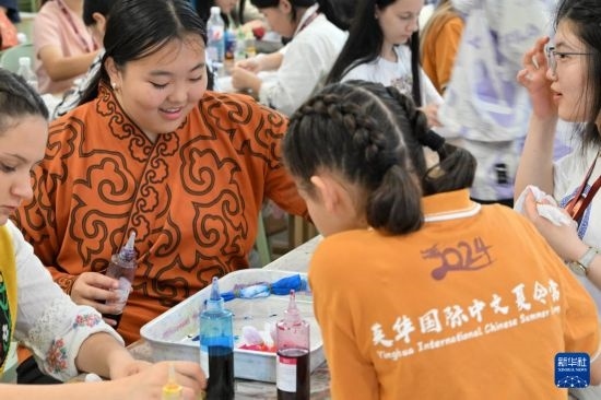 7月3日，外國(guó)學(xué)生在了解中國(guó)的染布技術(shù)。新華社記者 李然 攝