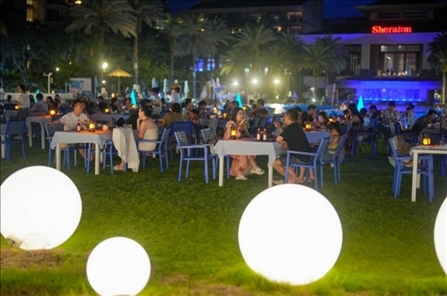 海南萬(wàn)寧：暑期旅游旺季來(lái)臨 游客海邊休閑度假（圖片來(lái)源：視覺(jué)中國(guó)）