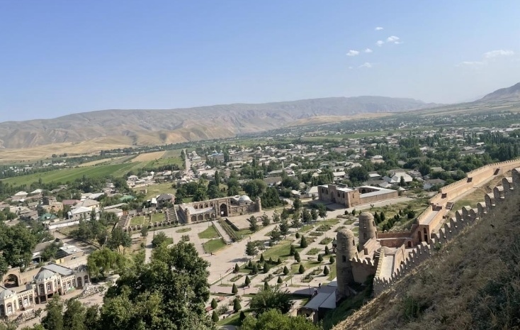 位于塔吉克斯坦杜尚別西北的吉薩爾古城，有著3000多年歷史。有研究認(rèn)為，張騫出使大宛回程途中曾經(jīng)過此地。圖為從吉薩爾古城城墻俯瞰城門與市鎮(zhèn)。本報(bào)記者 曲頌 攝