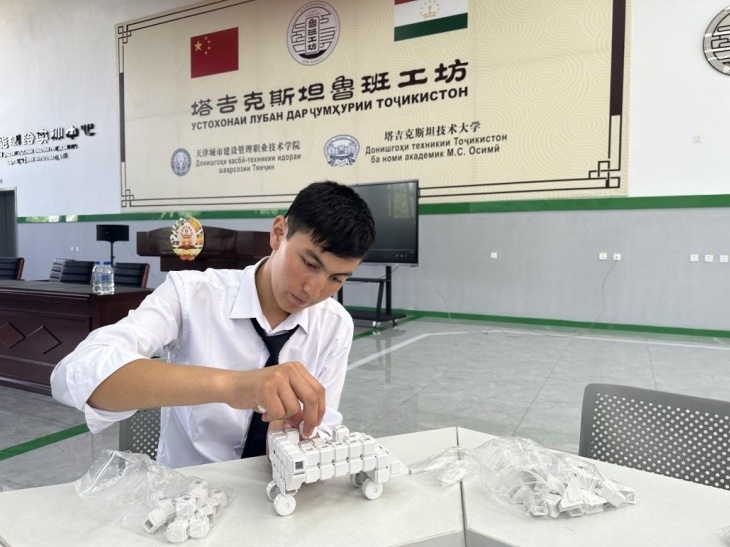 在塔吉克斯坦魯班工坊內(nèi)，學(xué)員正在操作能力源創(chuàng)新套件。本報(bào)記者 屈佩 攝