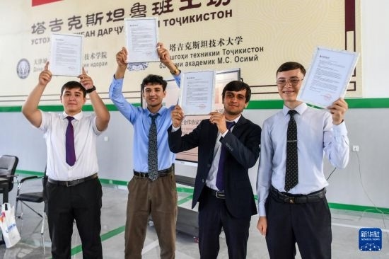 7月3日，在塔吉克斯坦首都杜尚別，魯班工坊赴華留學(xué)生展示錄取通知書。新華社記者 曹陽 攝