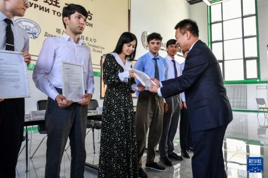 7月3日，在塔吉克斯坦首都杜尚別，天津城市建設(shè)管理職業(yè)技術(shù)學(xué)院的負(fù)責(zé)人為魯班工坊赴華留學(xué)生頒發(fā)錄取通知書。新華社記者 曹陽 攝