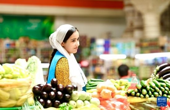 這是7月3日在塔吉克斯坦首都杜尚別大巴扎內(nèi)拍攝的營(yíng)業(yè)者。新華社記者 姚大偉 攝