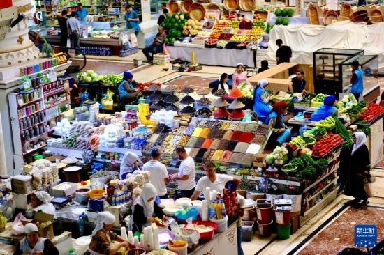 這是6月13日在塔吉克斯坦首都杜尚別拍攝的大巴扎內(nèi)景。新華社記者 鄭開(kāi)君 攝