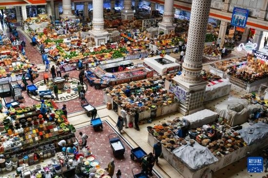 這是6月27日在塔吉克斯坦首都杜尚別拍攝的大巴扎內(nèi)景。新華社記者 曹陽(yáng) 攝