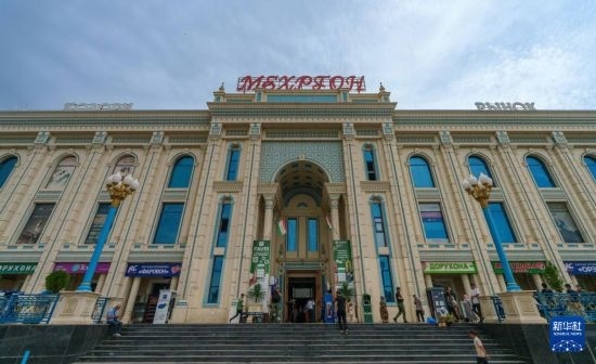 這是7月1日在塔吉克斯坦首都杜尚別拍攝的大巴扎外景。新華社記者 周荻瀟 攝