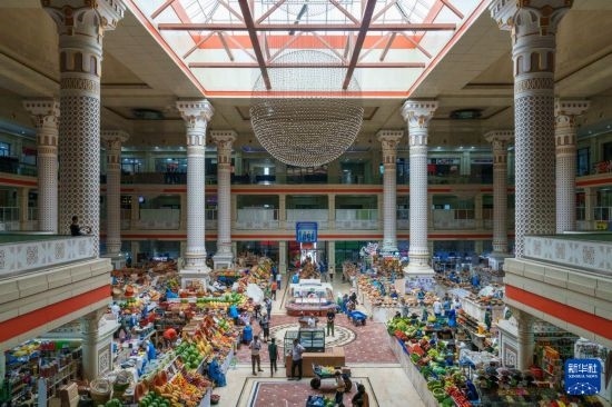 這是7月1日在塔吉克斯坦首都杜尚別拍攝的大巴扎內(nèi)景。新華社記者 周荻瀟 攝