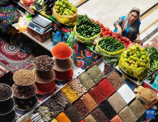 這是7月3日在塔吉克斯坦首都杜尚別拍攝的大巴扎內(nèi)景。新華社記者 燕雁 攝