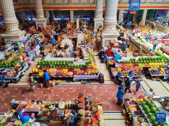 這是7月3日在塔吉克斯坦首都杜尚別拍攝的大巴扎內(nèi)景。新華社記者 燕雁 攝
