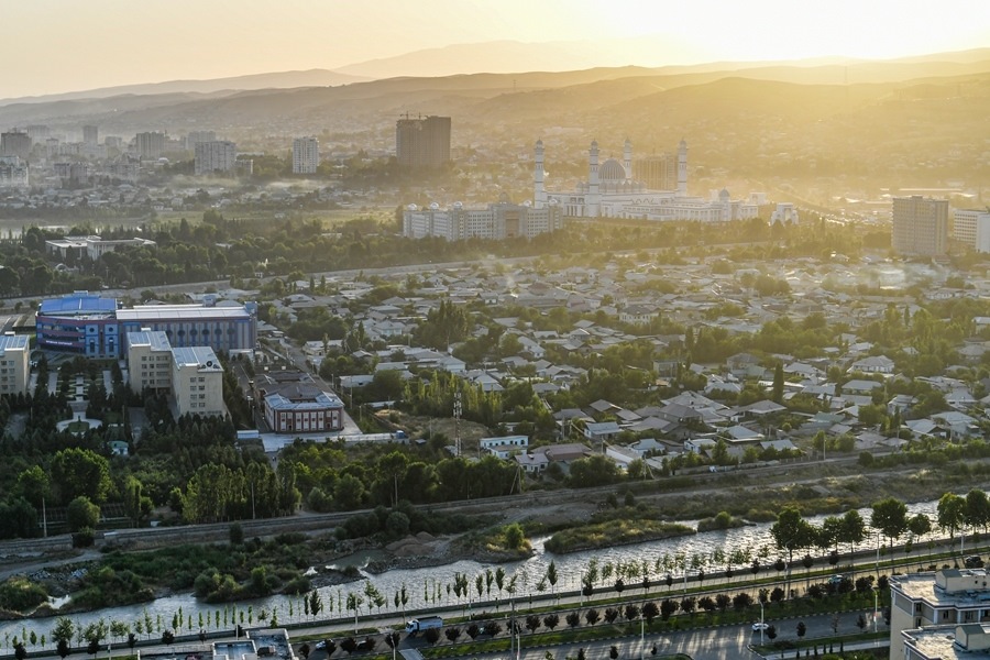 這是2024年6月26日拍攝的塔吉克斯坦首都杜尚別城市風(fēng)光。新華社記者 曹陽(yáng) 攝