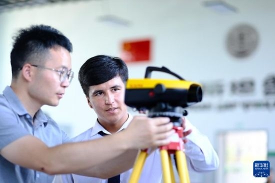 6月14日，在塔吉克斯坦首都杜尚別的魯班工坊，來自天津城市建設(shè)管理職業(yè)技術(shù)學(xué)院的老師（左）指導(dǎo)學(xué)生。新華社記者 鄭開君 攝