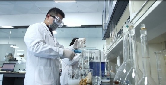 中國科學院贛江創(chuàng)新研究院科研人員在做實驗。