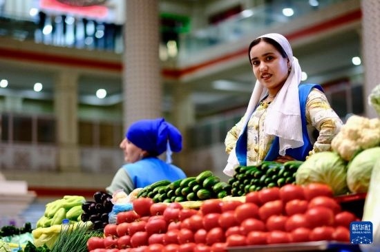 這是6月13日在塔吉克斯坦首都杜尚別大巴扎內(nèi)拍攝的營(yíng)業(yè)者。新華社記者 鄭開(kāi)君 攝
