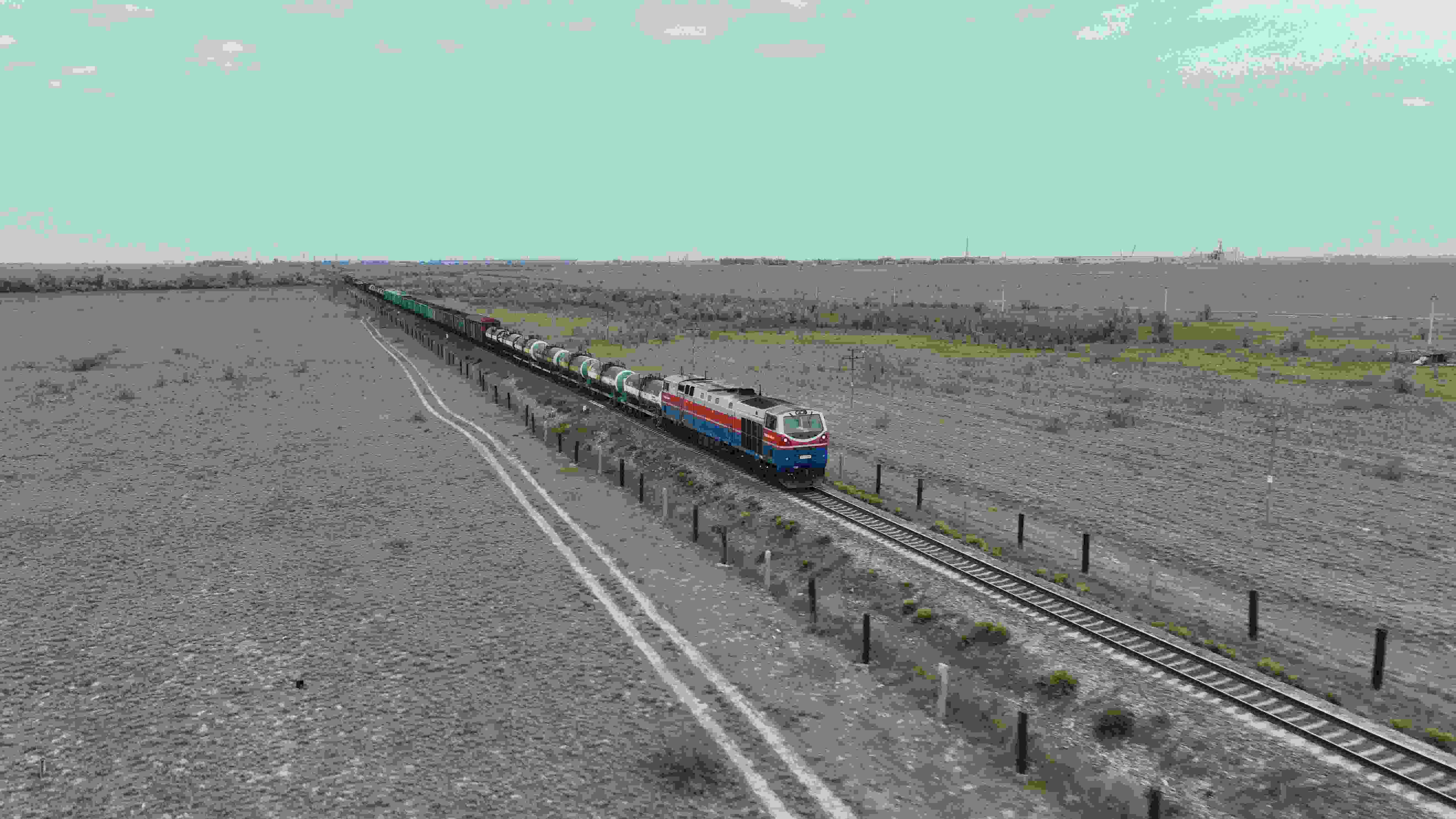 △ 2023年5月12日，在哈薩克斯坦阿拉木圖附近，貨運(yùn)列車馳騁于阿拉木圖與中國霍爾果斯間（無人機(jī)照片）。