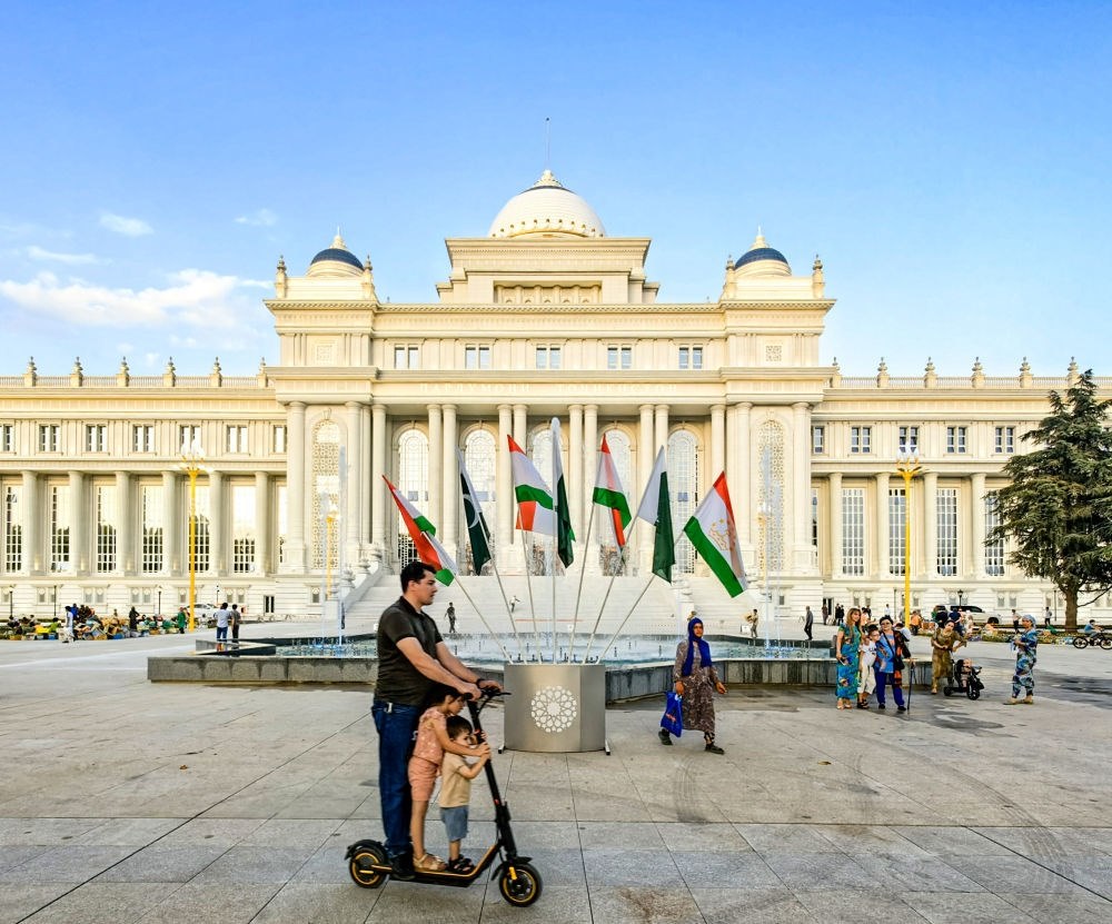 2024年7月1日，人們?cè)谒怂固棺h會(huì)大樓前的廣場(chǎng)上休閑。