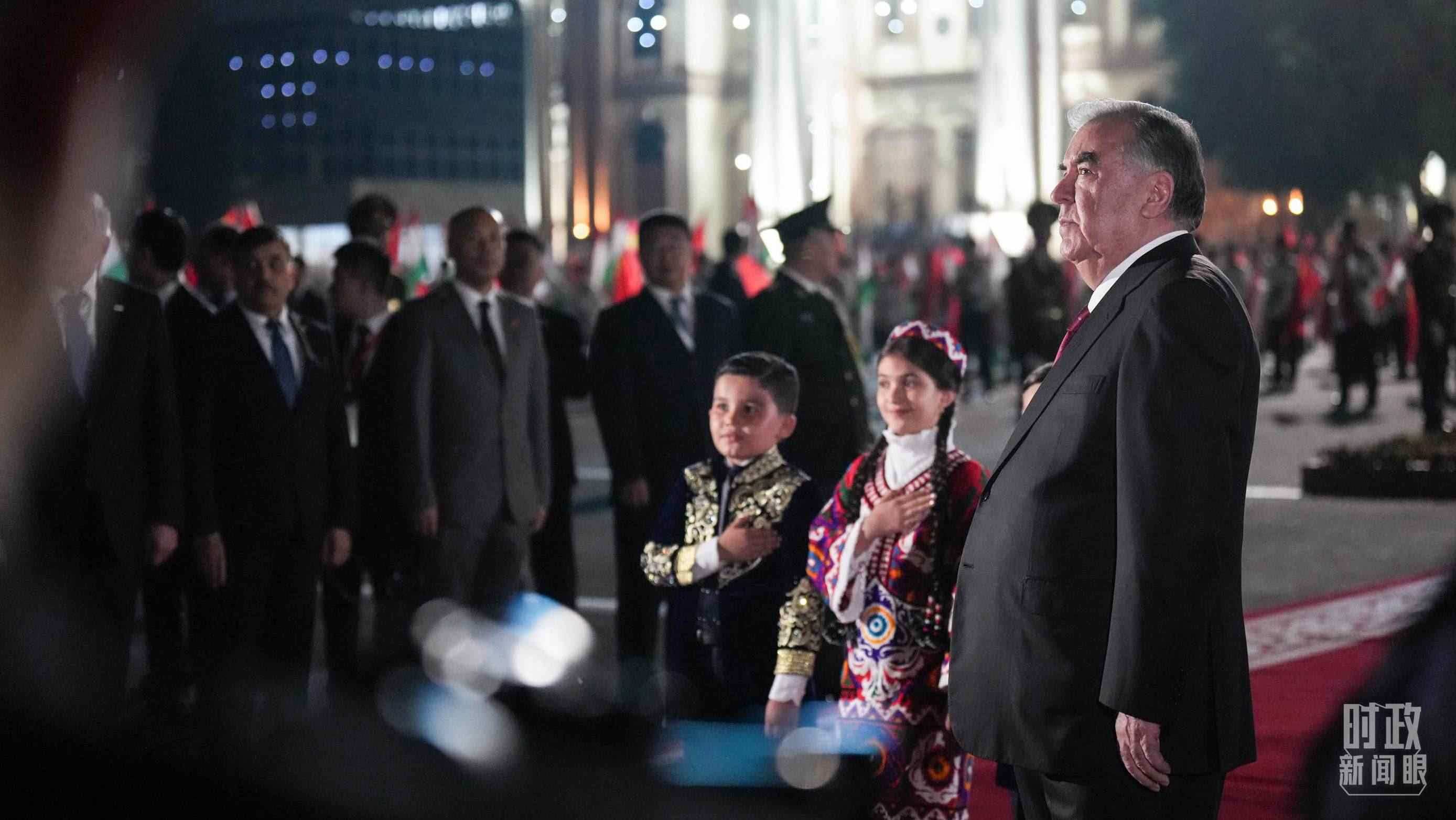 △拉赫蒙總統(tǒng)在機(jī)場迎接習(xí)主席。（總臺記者李晉拍攝）