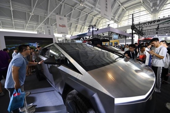 在天津舉行的2024世界智能產(chǎn)業(yè)博覽會上，觀眾在特斯拉展臺參觀（6月22日攝）。新華社記者 李然 攝
