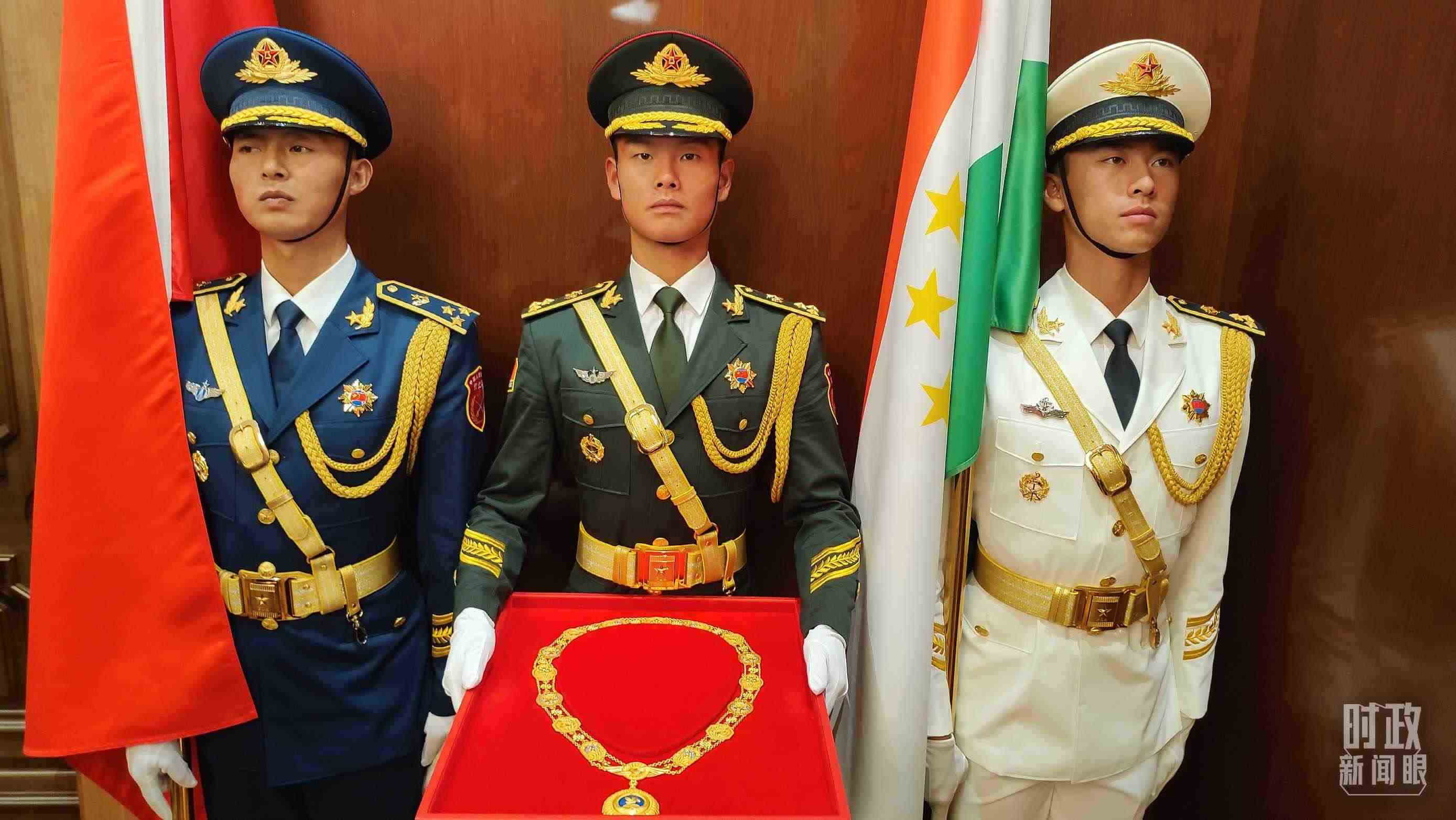 △中方儀仗兵護(hù)送“友誼勛章”入場。（總臺央視記者薛冠南拍攝）