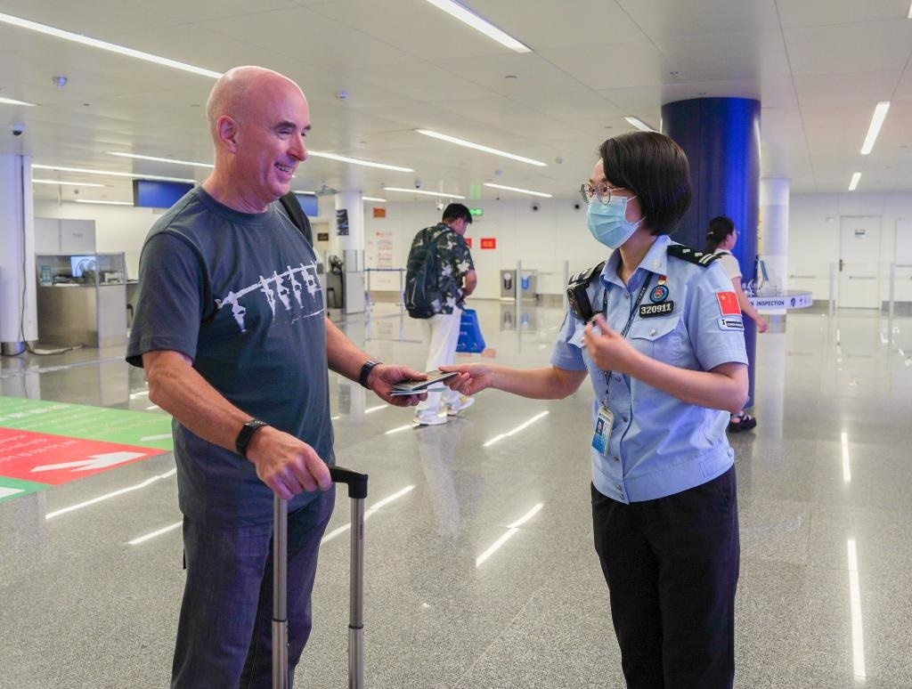  7月2日，南寧邊檢站移民管理警察引導外籍旅客有序通關。（南寧邊檢站供圖）