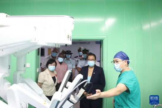 7月5日，塞舌爾衛(wèi)生部長維多在中國海軍“和平方舟”號醫(yī)院船上參觀。新華社發(fā)（劉志磊 攝）