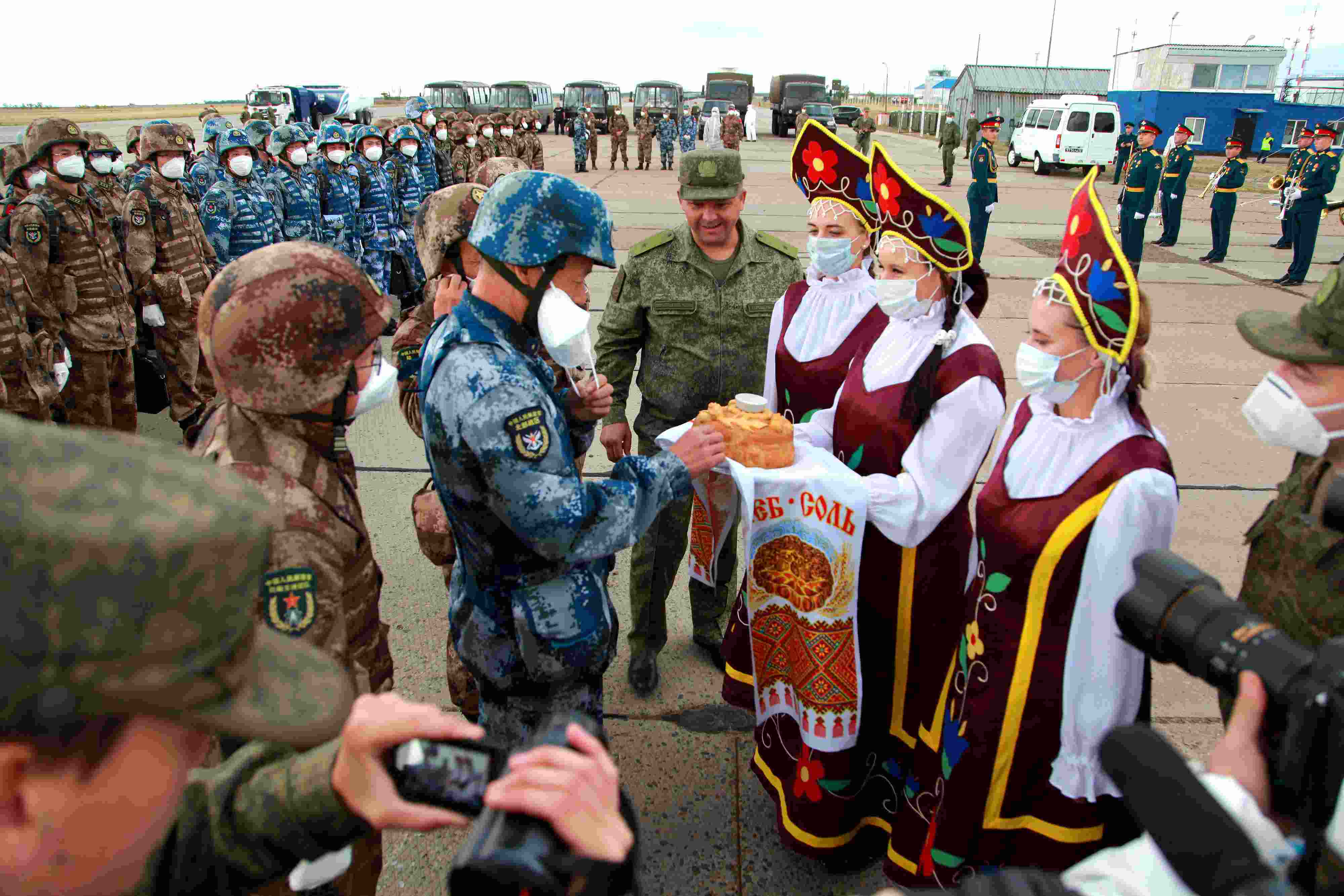 當(dāng)?shù)貢r間2021年9月10日，跨境參加“和平使命-2021”上海合作組織成員國聯(lián)合反恐軍演的中方部隊導(dǎo)演部抵達俄羅斯奧倫堡“東古茲”靶場演習(xí)地域。圖為俄方人員為中方人員舉行歡迎儀式。