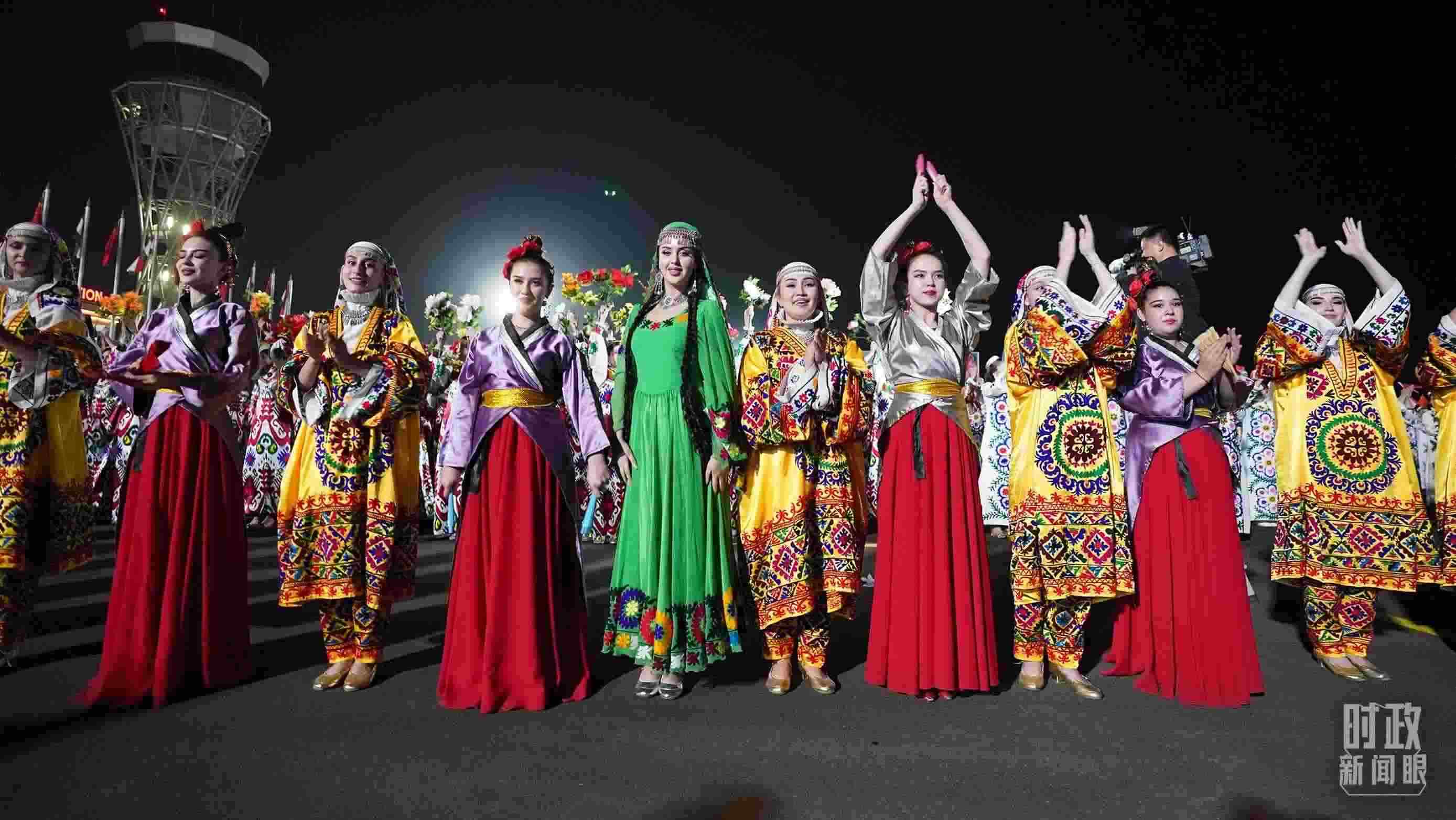 △迎賓儀式上身著民族盛裝的塔吉克斯坦青年。（總臺記者李晉拍攝）