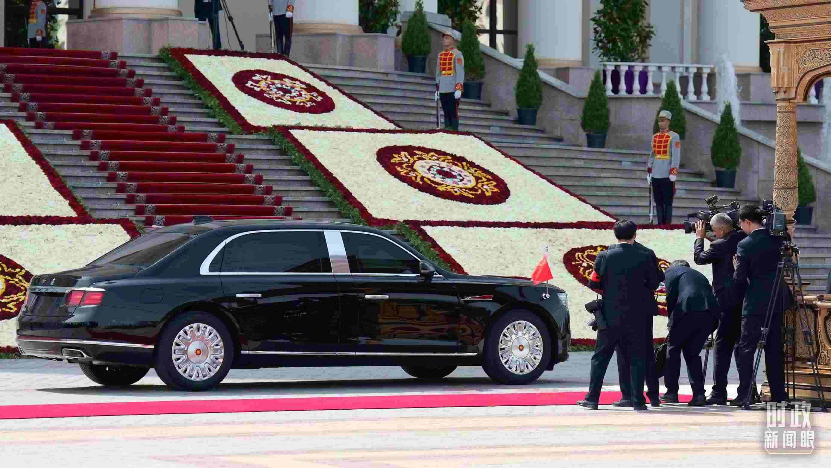 △習(xí)主席乘坐的紅旗車抵達(dá)塔總統(tǒng)府。（總臺記者李晉拍攝）