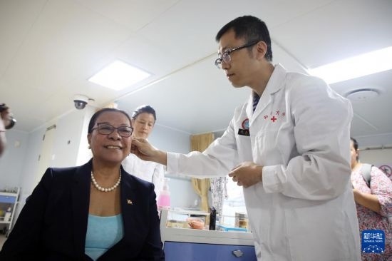 7月5日，塞舌爾衛(wèi)生部長維多在中國海軍“和平方舟”號醫(yī)院船上體驗中醫(yī)。新華社發(fā)（劉志磊 攝）