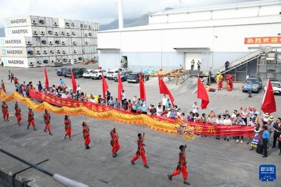 這是7月5日在塞舌爾維多利亞新港碼頭拍攝的歡迎儀式。新華社發(fā)（劉志磊 攝）