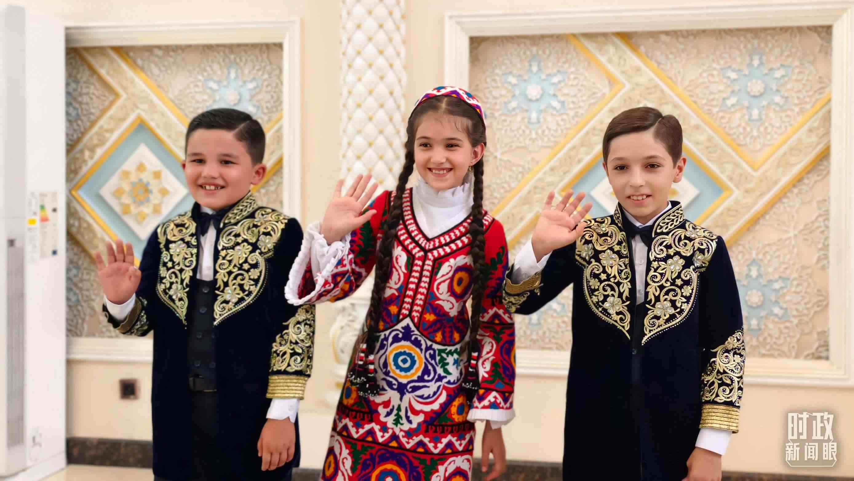 △在機(jī)場迎接習(xí)主席的塔吉克斯坦少年。（總臺央視記者韓銳拍攝）