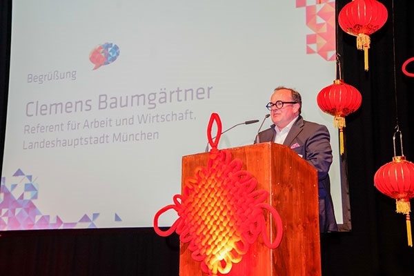 圖為鮑姆蓋特納在致辭。(駐慕尼黑總領(lǐng)館提供)