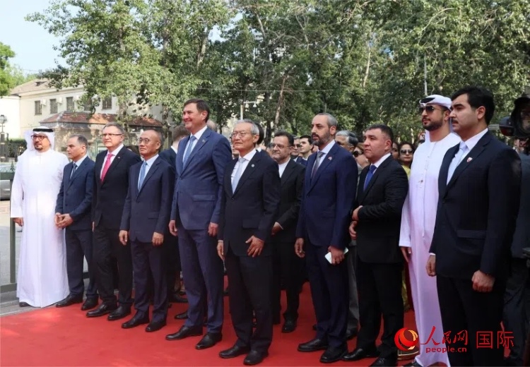 上合組織秘書長(zhǎng)及成員國(guó)駐華使節(jié)參加活動(dòng)。人民網(wǎng) 俄布拉依·對(duì)山攝