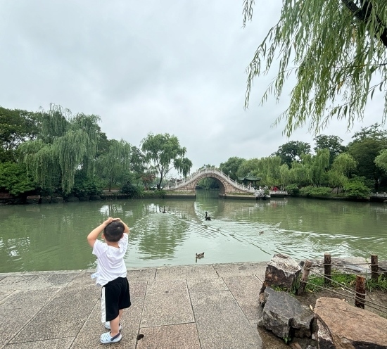 一位小朋友在二十四橋旁拍照。人民網(wǎng)記者 金慧慧攝