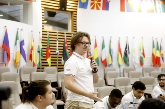 7月8日，美國(guó)中田納西州立大學(xué)大一學(xué)生雅克布·揚(yáng)在共譜華美和音交流營(yíng)上分享。新華社發(fā)