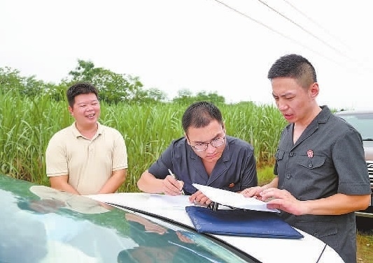 圖③：清塘后，執(zhí)行干警與某農(nóng)場負責人確認魚塘交付情況。