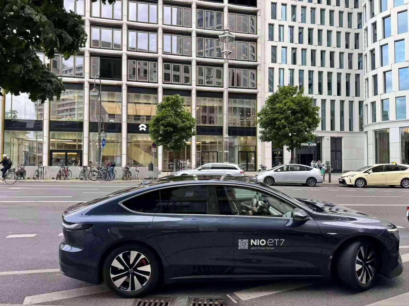 消費(fèi)者在蔚來(lái)柏林智能駕駛中心前試駕電動(dòng)汽車。 人民網(wǎng)記者 李強(qiáng)攝