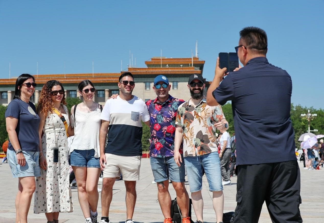 入境游持續(xù)升溫，眾多外國(guó)游客游覽天安門廣場(chǎng)。（圖片來(lái)源：視覺(jué)中國(guó)）