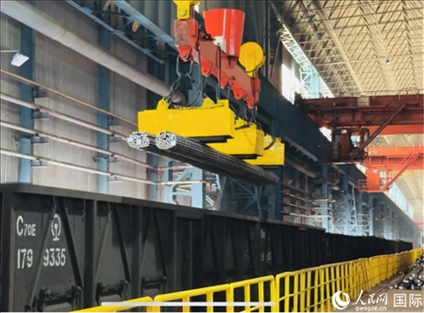 通鋼產(chǎn)品正在裝車。人民網(wǎng) 謝瑩攝